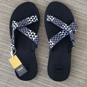 NEW Teva Black White Flip Flops Sandals Strap 9